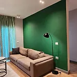 Tam Serviced Shallvaret District تيرانا