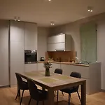 Tam Serviced Shallvaret District Apartman *