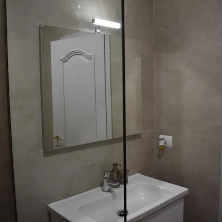 Tam Serviced Shallvaret District Lejlighed Tirana