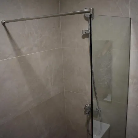 Tam Serviced Shallvaret District Lejlighed Tirana