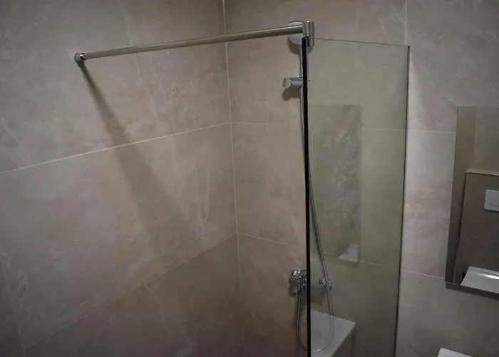 Tam Serviced Shallvaret District Lejlighed Tirana